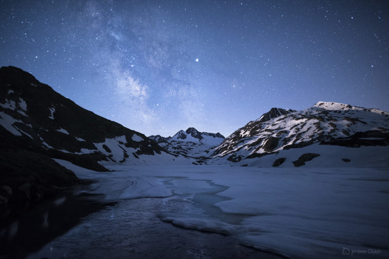 Voie lactée en montagne la nuit au dessus de la vallee Blanche et du Mont Blanc