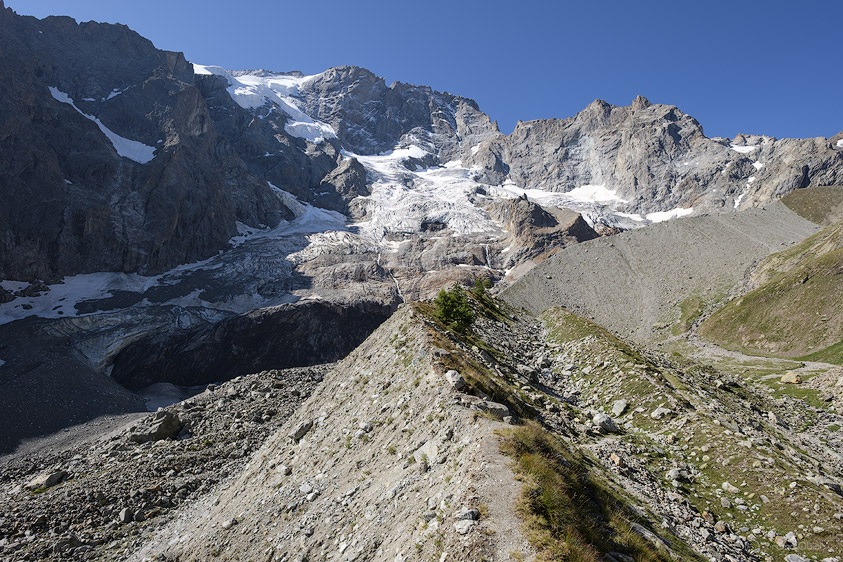 Vue sur la face Nord et Rateau et son glacier depuis la moraine du Clot des Sables.