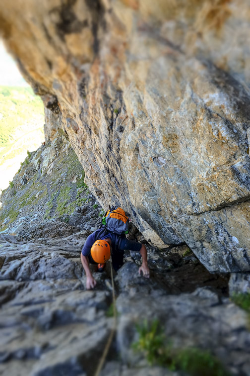 Escalade d'uen cheminée de rocher dans les Enfetchores