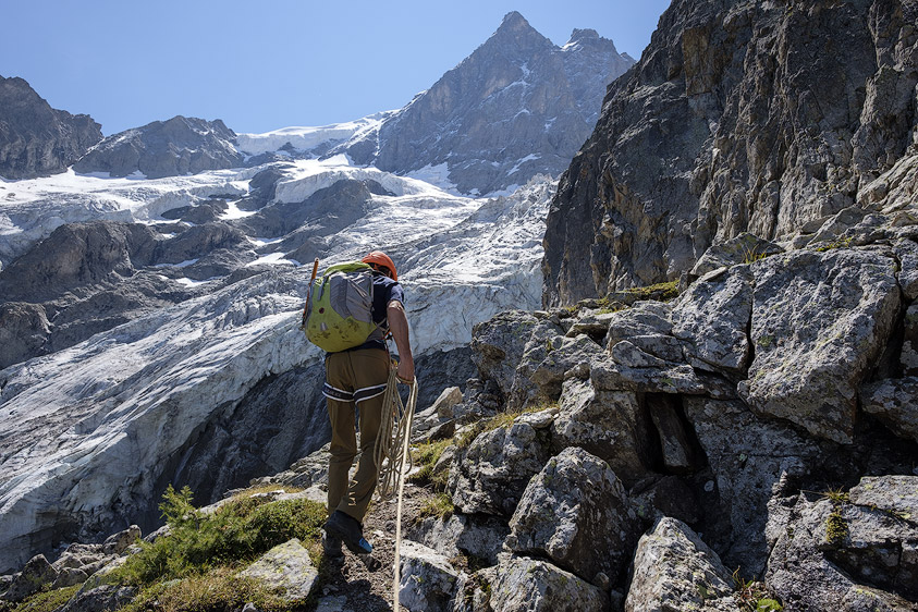 Alpiniste dans les Enfetchores sous la face Nord de la Meije