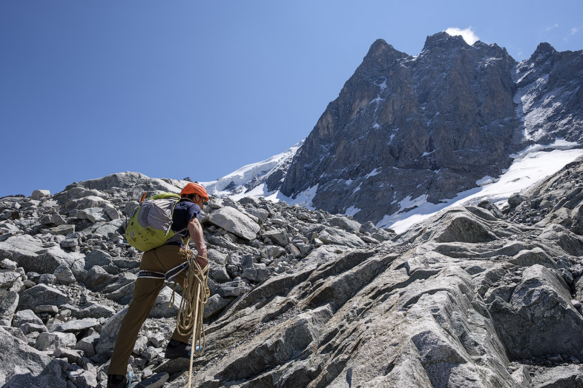 Alpiniste dans les Enfetchores sous la face Nord de la Meije