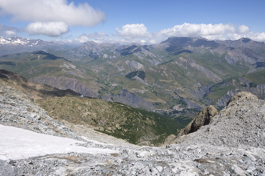 Vue sur le Chazelet et le plateau d'Emparis depuis le sommet des Enfetchores