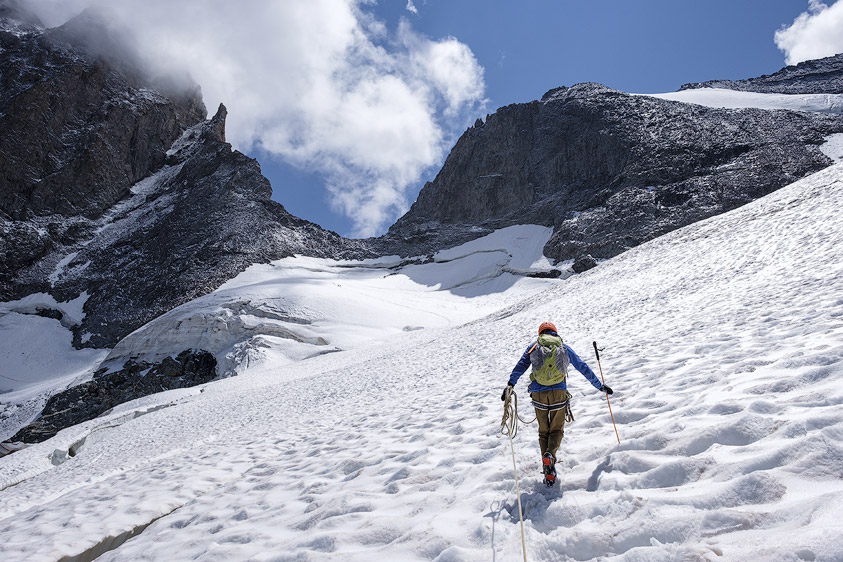 Alpiniste du sur le glacier de la Meije devant la brèche de la Meije.