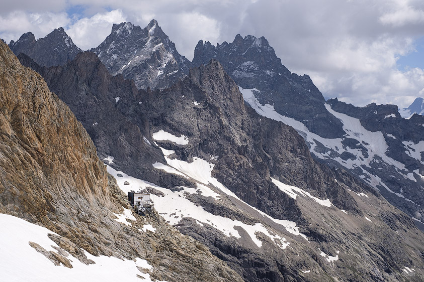 Refuge du Promontoire et vue sur la Grande Ruine