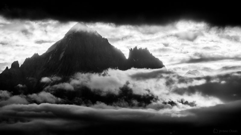 Photos d'art noir et blanc - Aiguille des Deux Aigles en noir et blanc - photographie alpine noir et blanc