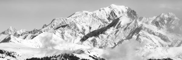 Panorama noir et blanc de la chaine du Mont-Blanc en hiver - versant ouest côté Beaufortain vu des Saisies