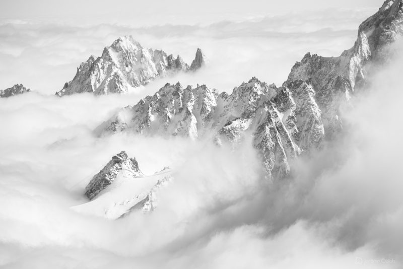 Photo du mont-blanc en noir et blanc avec à droite sa voie normale et l'arete des Bosses