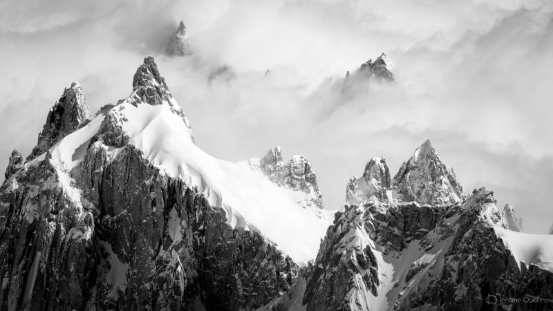 Photos d'art noir et blanc - Aiguille des Deux Aigles en noir et blanc - photographie alpine noir et blanc