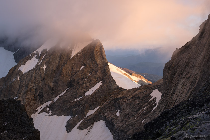 Lever de soleil sur le versant Sud de la Brèche de la Meije