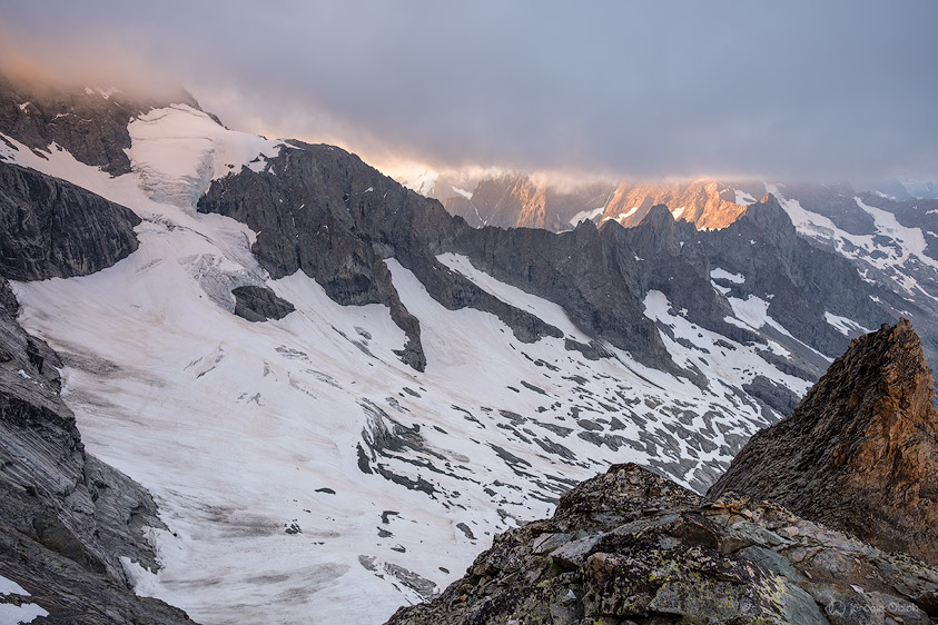 A la sortie du couloir Duhamel, vue sur la pyramide Duhamel et le glacier des Etancons. 