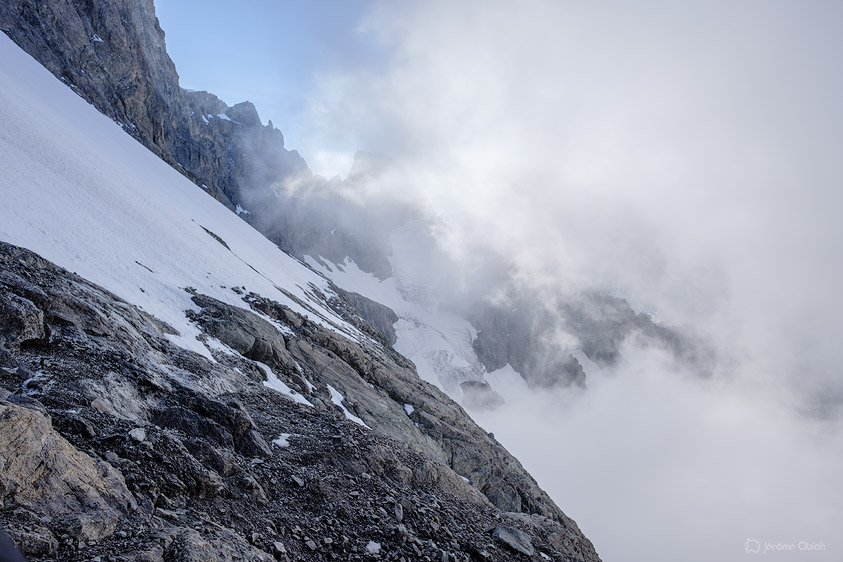 Vue sur la pente et le rebord du glacier Carré. 