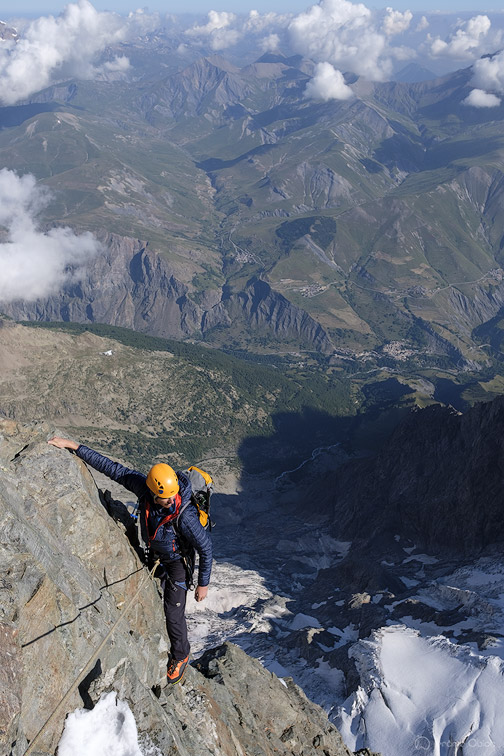 Grimpeur au dessus du Chapeua du Capucin à la Meije. Parc National des Ecrins.