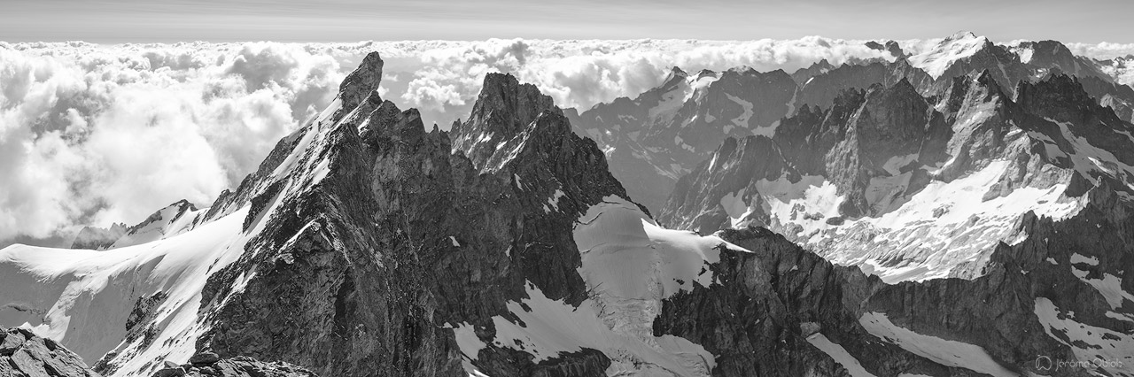 Panorama noir et blanc sur les Ecrins au sommet du Grand Pic de la Meije.