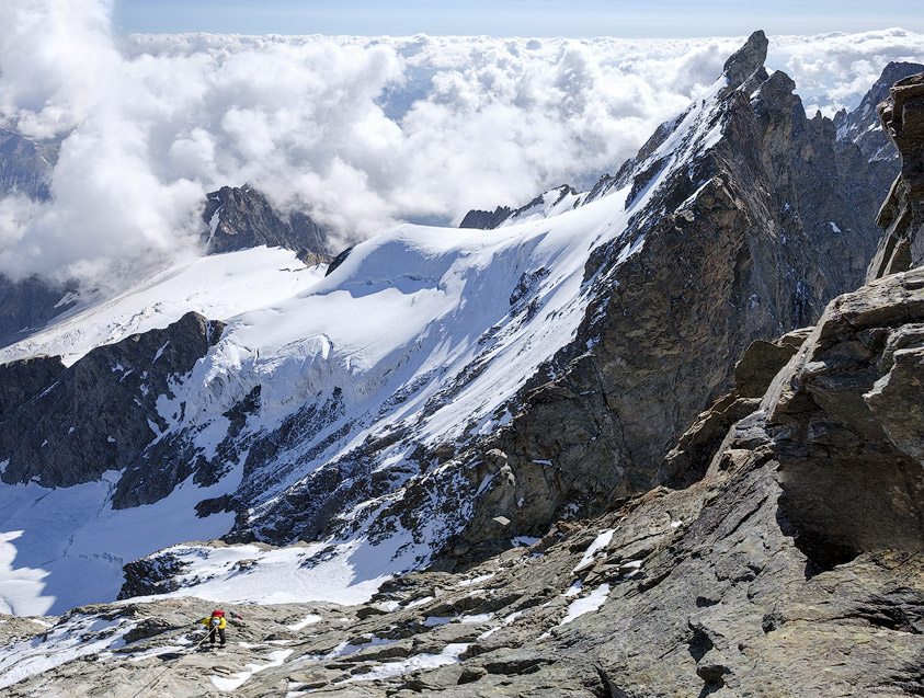 Alpiniste en descente en rappel au Grand Pic de la Meije.