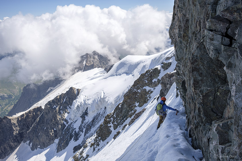 Vire versant nord contournant la Dent Zsigmondy. 