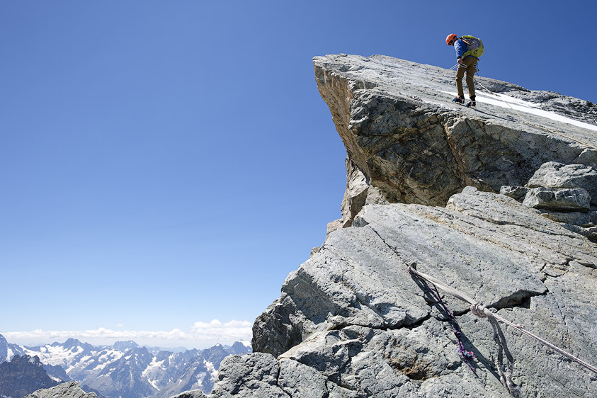 Alpiniste en rappel à la Quatrieme Dent des aretes de la Meije