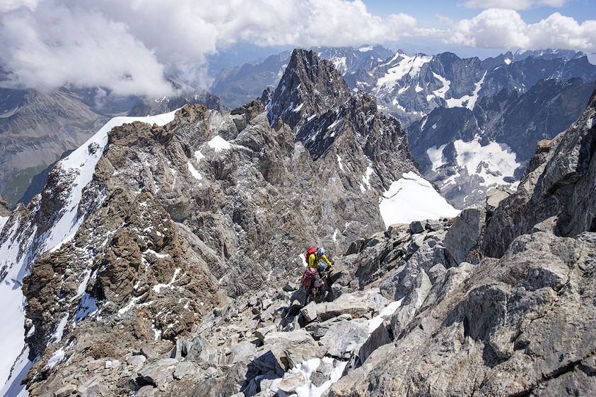 Alpinistes dans la Descente du Doigt de Dieu à la Meije avec vue sur le pic Gaspard