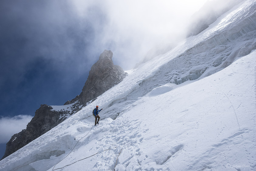 Passage de rimaye en rappel sur le glacier du Tabuchet