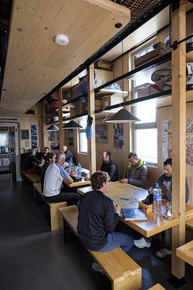 Salle à manger à l'intérieur du nouveau refuge de l'Aigle. Parc National des Ecrins.