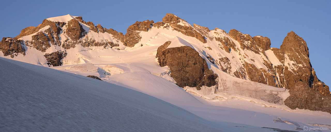 Lever de soleil sur les arêtes de la Meije