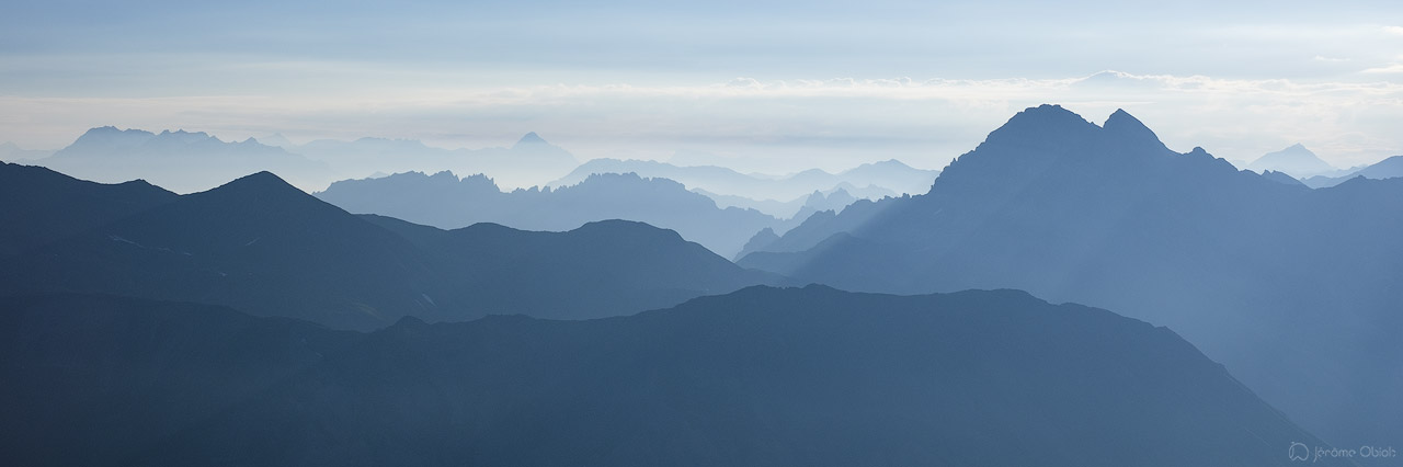 Panorama à contrejour sur le Grand Galibier