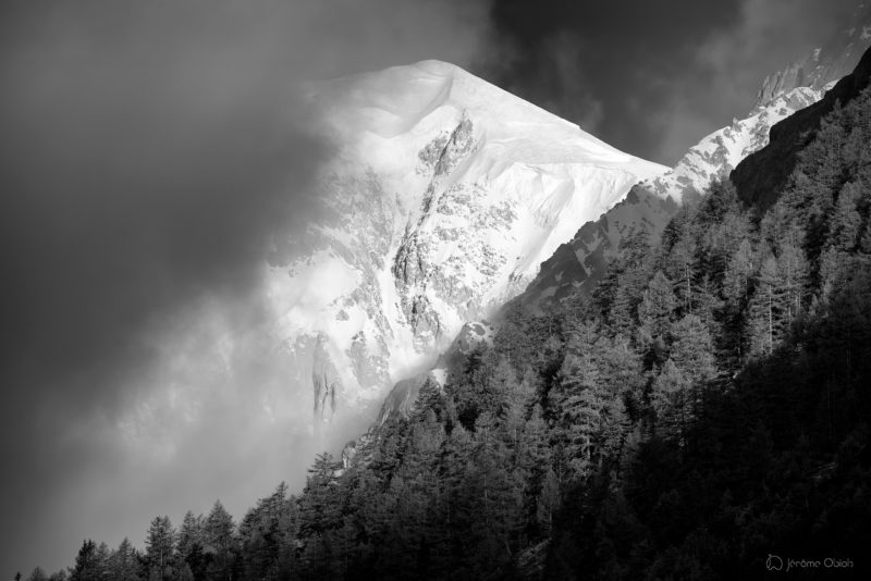 Photo du mont-blanc en noir et blanc avec à droite sa voie normale et l'arete des Bosses