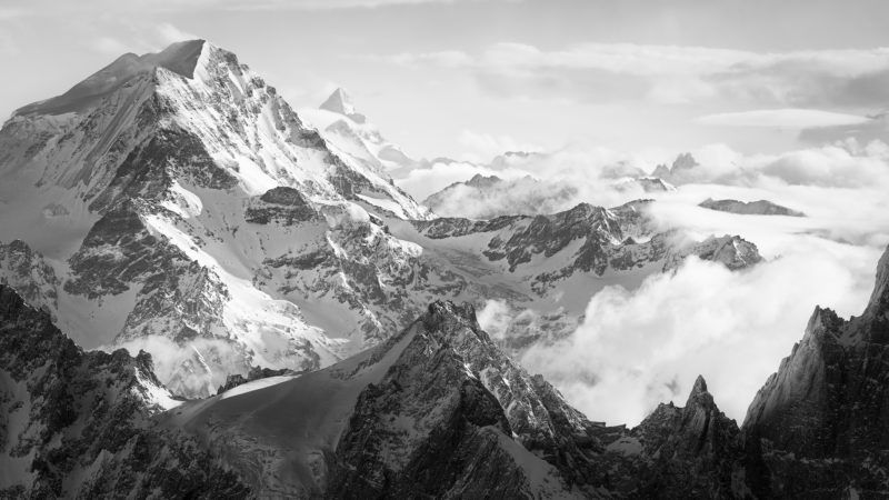 Photo du mont-blanc en noir et blanc avec à droite sa voie normale et l'arete des Bosses