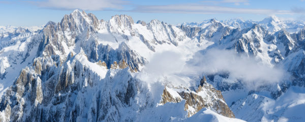 Photo panoramique au coeur du Massif du Mont-Blanc. Vue depuis l'Aiguille du Midi sur les Aiguilles de Chamonix et le bassin de Talèfre sous l'Aiguille Verte.