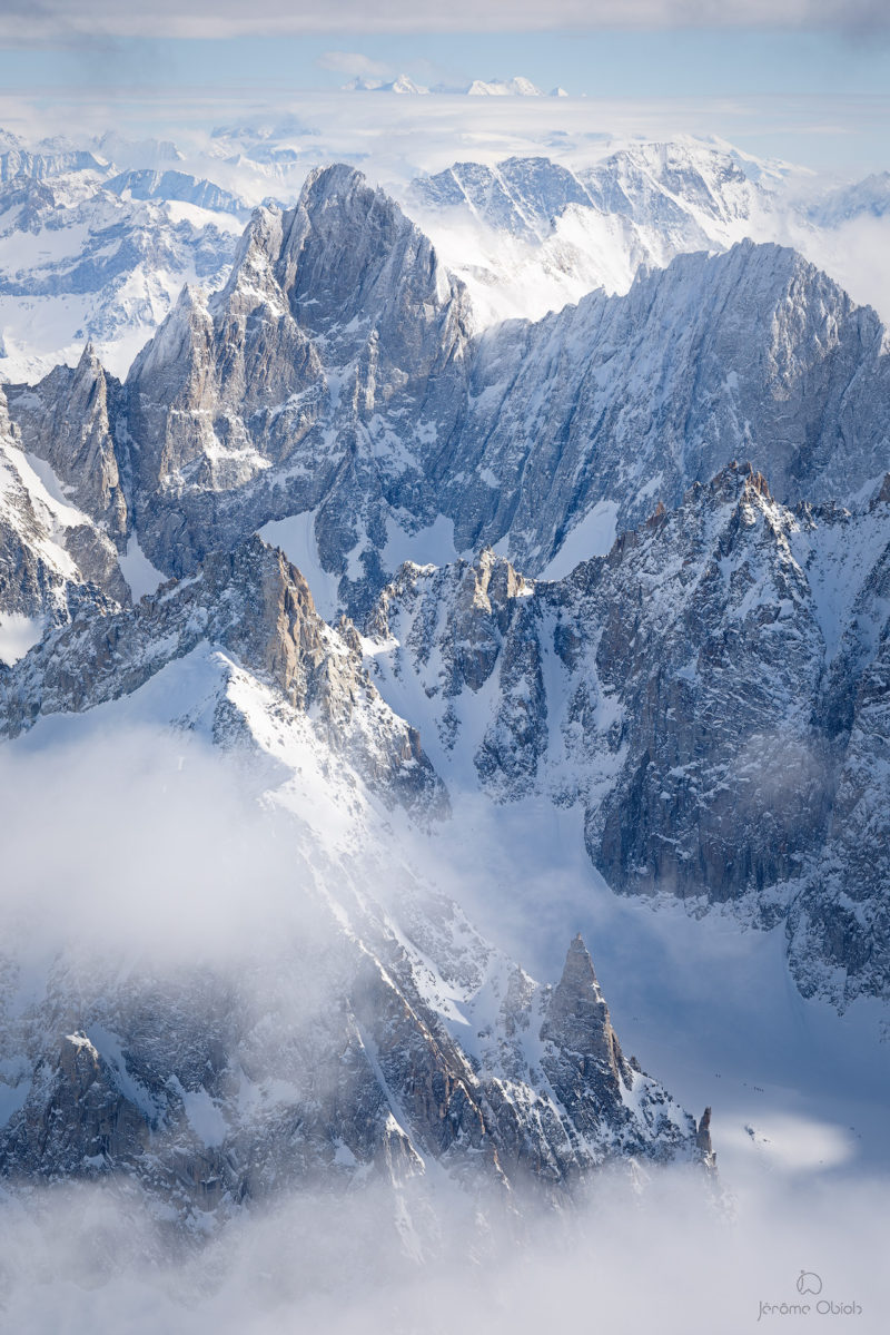 Photo du mont-blanc en noir et blanc avec à droite sa voie normale et l'arete des Bosses