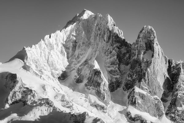 Photo en noir et blanc de l'Aiguille Verte en hiver recouverte de neige