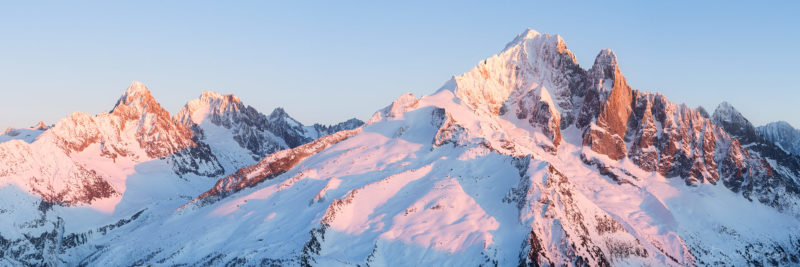 Photo du mont-blanc en noir et blanc avec à droite sa voie normale et l'arete des Bosses