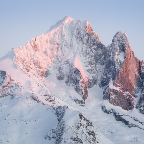 Montagne enneigée. Coucher de soleil sur le versant Nant Blanc de l'Aiguille Verte et les Drus en hiver. Massif du Mont-Blanc.