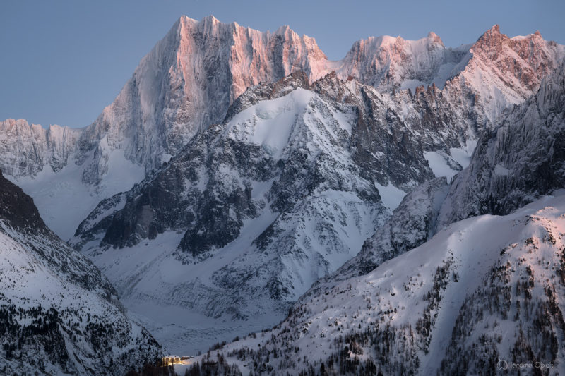 Photo du mont-blanc en noir et blanc avec à droite sa voie normale et l'arete des Bosses