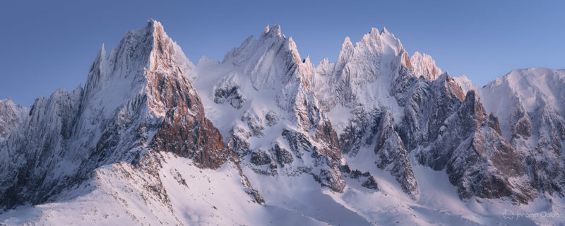 Photo du mont-blanc en noir et blanc avec à droite sa voie normale et l'arete des Bosses