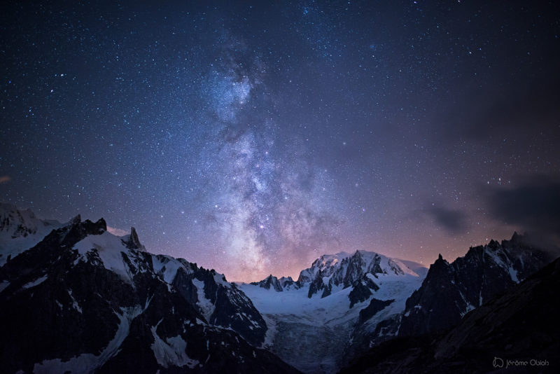 Voie lactée en montagne la nuit au dessus de la vallee Blanche et du Mont Blanc