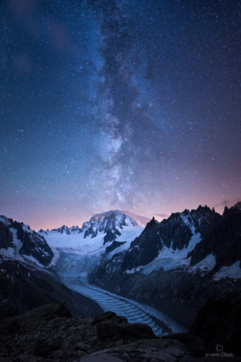 Voie lactée en montagne la nuit au dessus de la vallee Blanche et du Mont Blanc