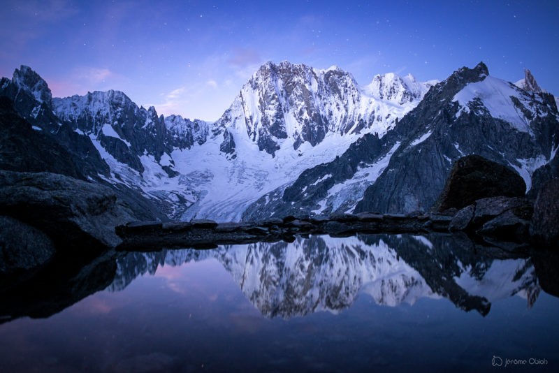 Voie lactée en montagne la nuit au dessus de la vallee Blanche et du Mont Blanc