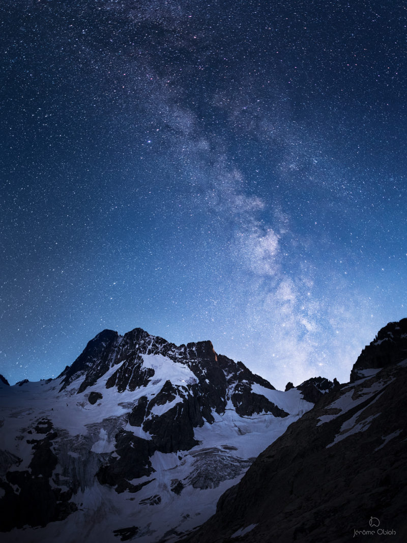 Voie lactée en montagne la nuit au dessus de la vallee Blanche et du Mont Blanc