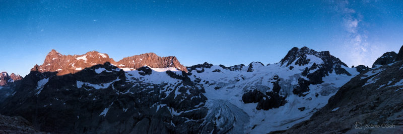 Voie lactée en montagne la nuit au dessus de la vallee Blanche et du Mont Blanc