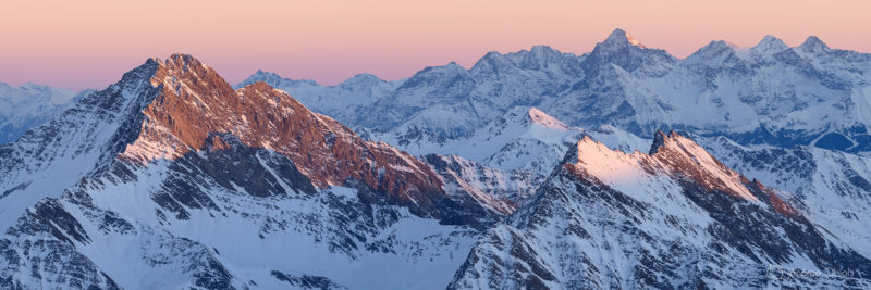 Photo du mont-blanc en noir et blanc avec à droite sa voie normale et l'arete des Bosses