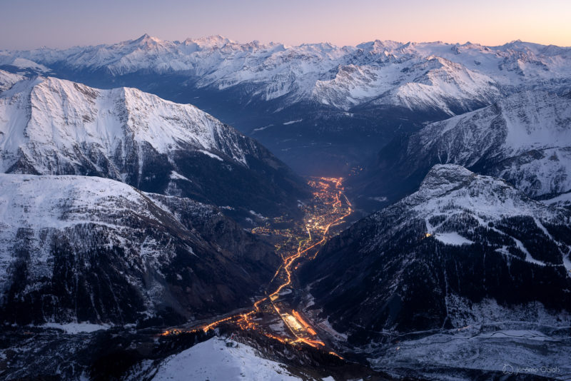 Photo du mont-blanc en noir et blanc avec à droite sa voie normale et l'arete des Bosses