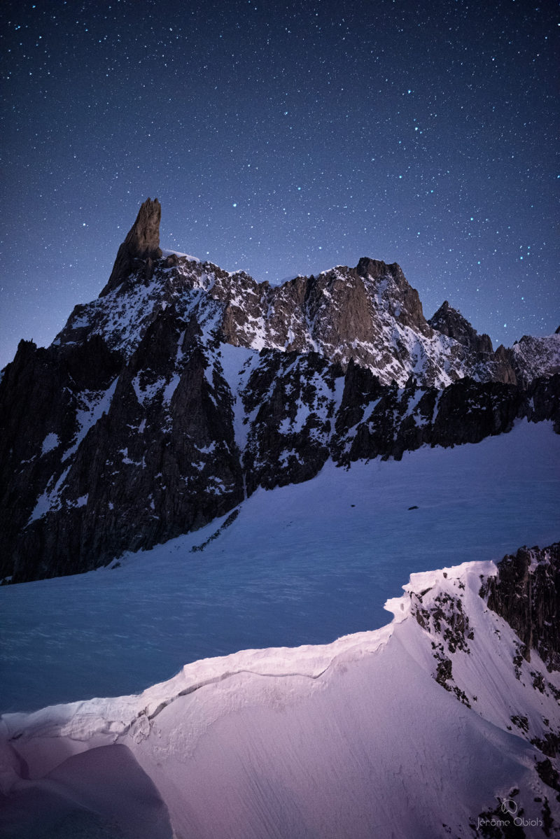 Voie lactée en montagne la nuit au dessus de la vallee Blanche et du Mont Blanc