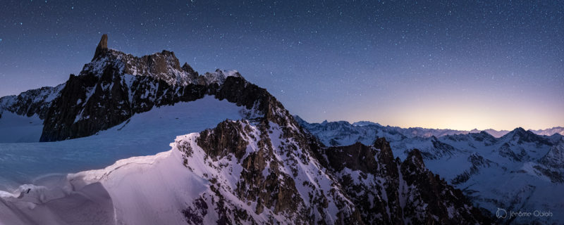 Voie lactée en montagne la nuit au dessus de la vallee Blanche et du Mont Blanc