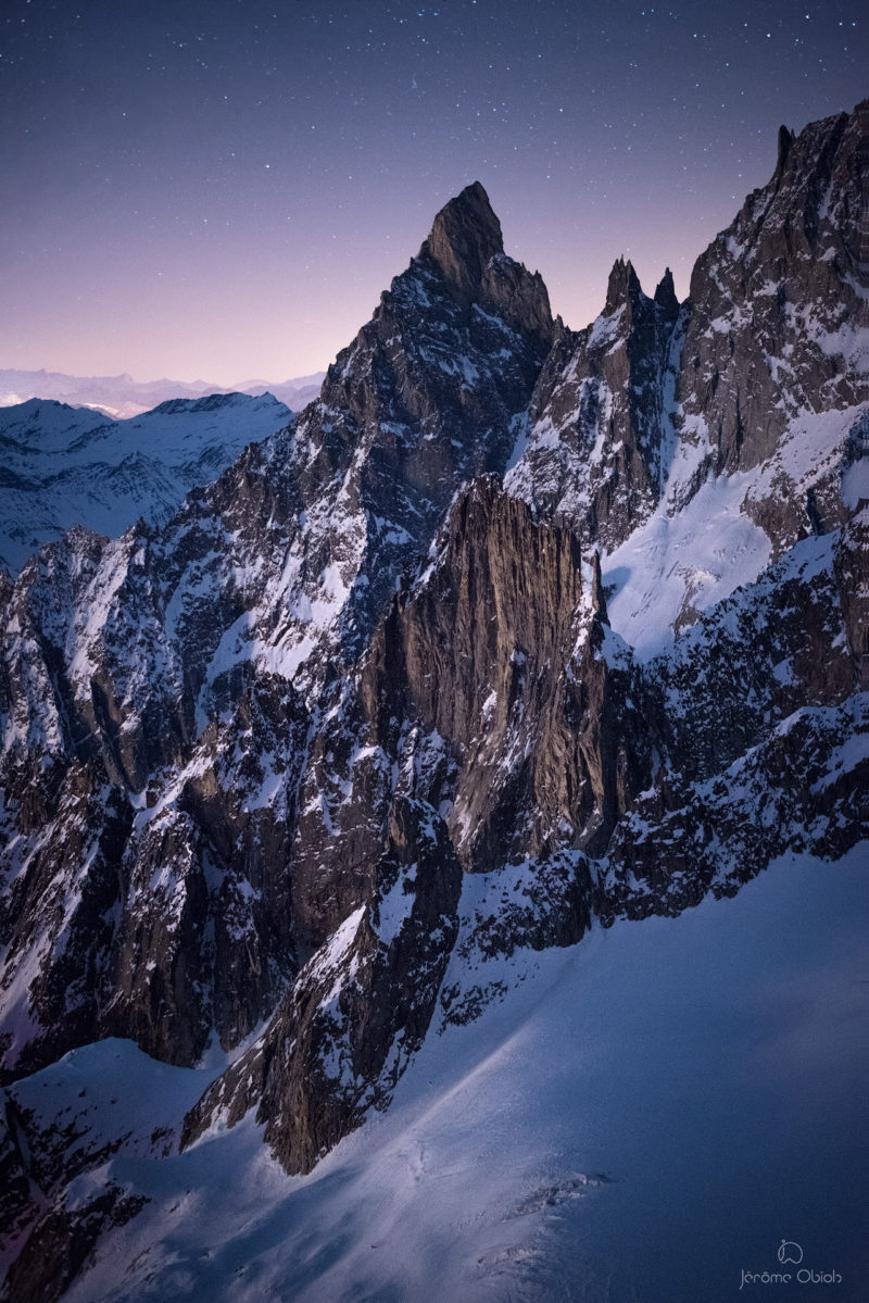 Voie lactée en montagne la nuit au dessus de la vallee Blanche et du Mont Blanc