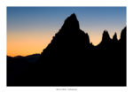 Aiguille Noire de Peuterey et les Dames Anglaises en ombre chinoise le soir. Massif du Mont-Blanc.