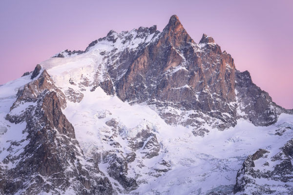 La Meije, versant nord depuis la Grave, recouverte de neige en hiver après le coucher du soleil.