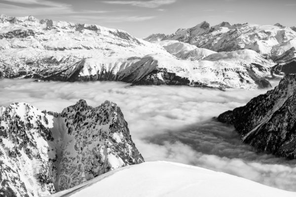 Vue sur l'Oisans et l'Alpe d'Huez depuis Belledonne. Les sommets visibles de gauche à droite sont : Le Pic Blanc, la Meije, le Râteau et la Barre des Ecrins.