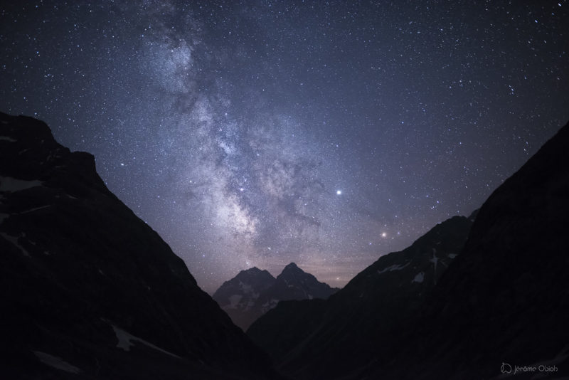 Voie lactée en montagne la nuit au dessus de la vallee Blanche et du Mont Blanc