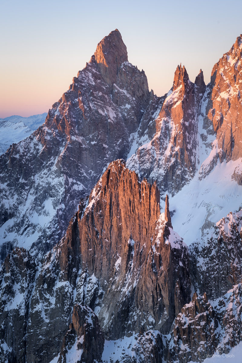 Photo du mont-blanc en noir et blanc avec à droite sa voie normale et l'arete des Bosses