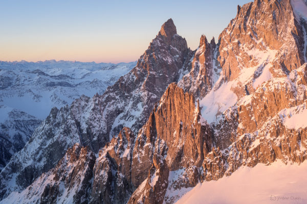 Massif du Mont-Blanc. Photo montagne de paysage du massif du Mont-Blanc - Paysage de lever de soleil sur l'Aiguille Noire de Peuterey en hiver sous la neige